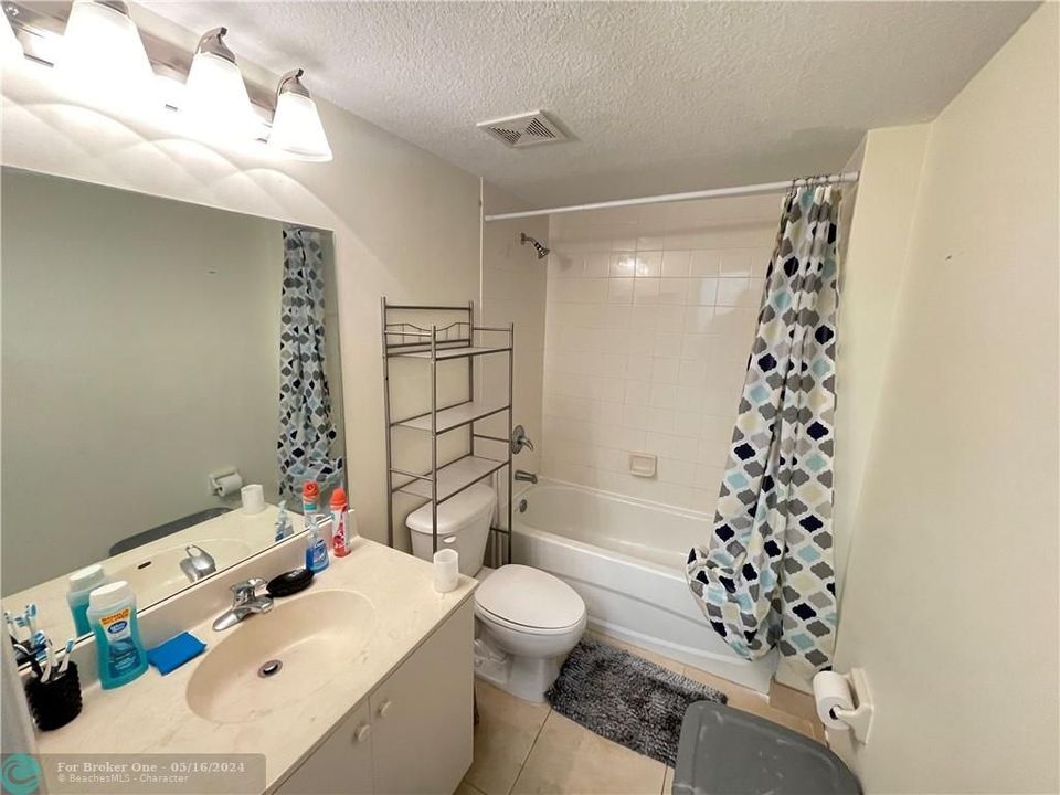 最近售出: $235,000 (3 贝兹, 2 浴室, 1054 平方英尺)