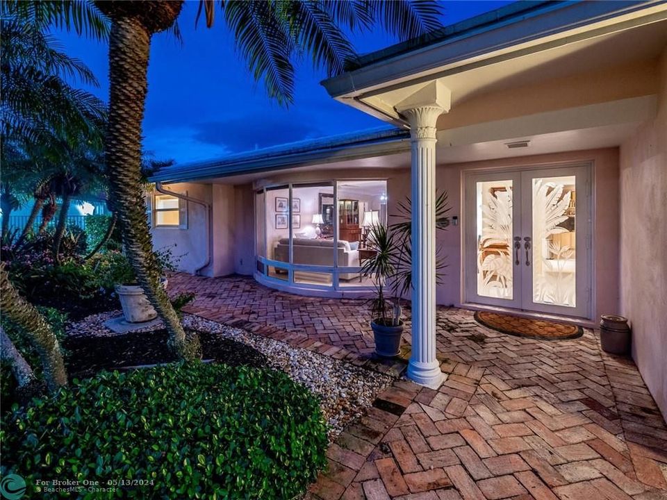 Recently Sold: $2,500,000 (3 beds, 2 baths, 1678 Square Feet)