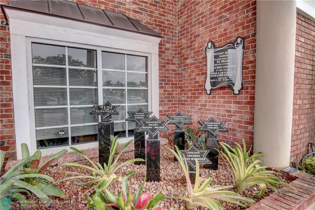 Recently Sold: $239,999 (2 beds, 2 baths, 916 Square Feet)