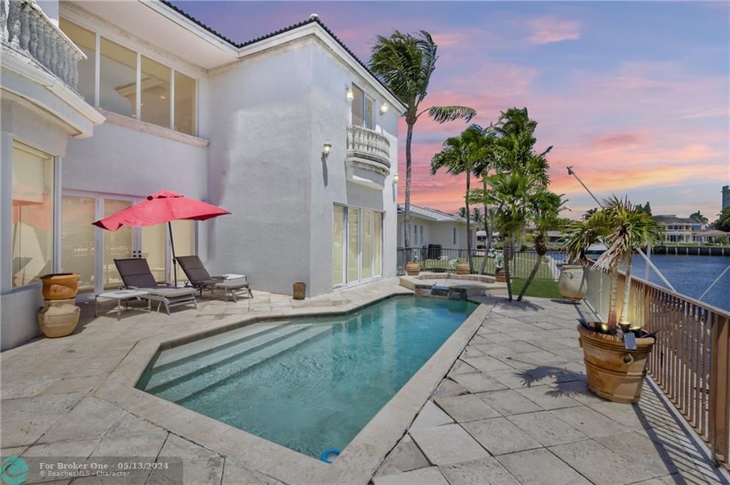 Recently Sold: $2,499,000 (5 beds, 6 baths, 3324 Square Feet)