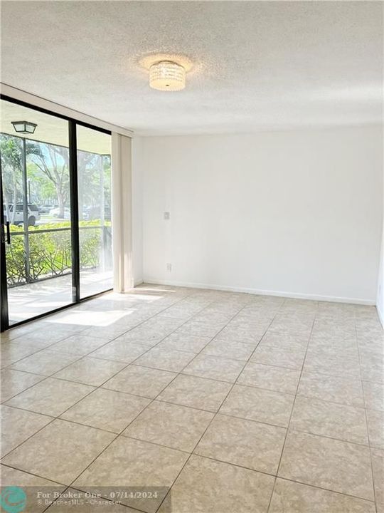 Recently Sold: $240,000 (1 beds, 1 baths, 724 Square Feet)