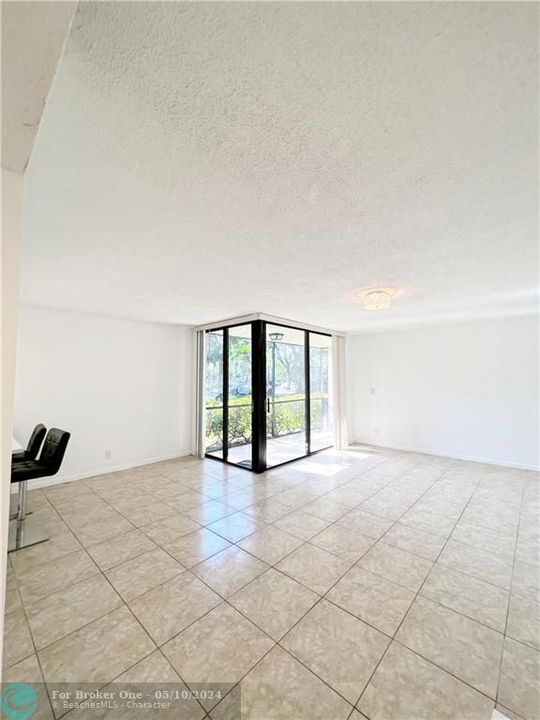 Recently Sold: $240,000 (1 beds, 1 baths, 724 Square Feet)