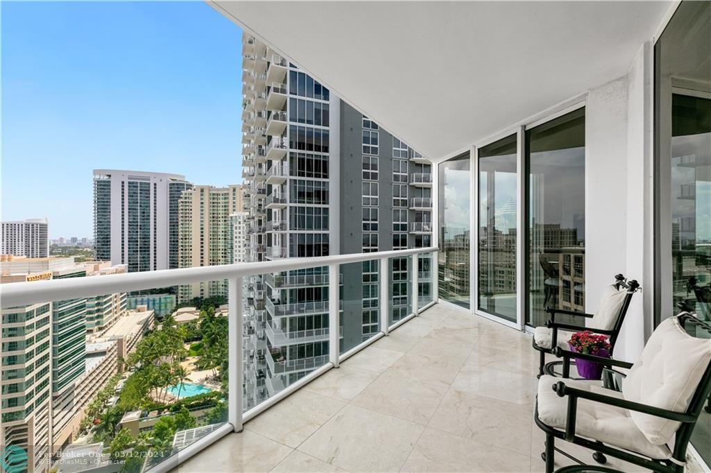 Recently Sold: $2,295,000 (3 beds, 3 baths, 3239 Square Feet)