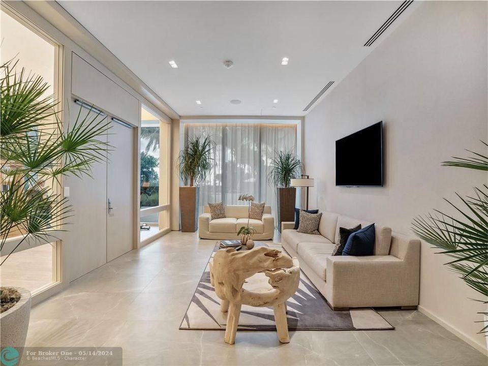 Recently Sold: $3,900,000 (3 beds, 3 baths, 2787 Square Feet)