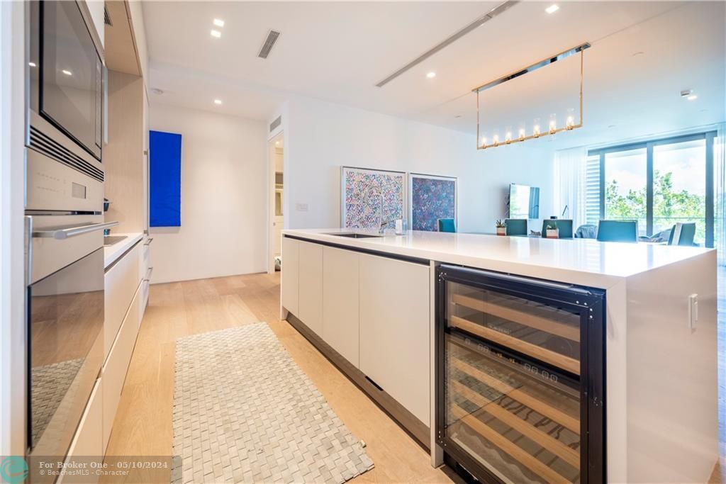 Recently Sold: $2,800,000 (3 beds, 3 baths, 1974 Square Feet)