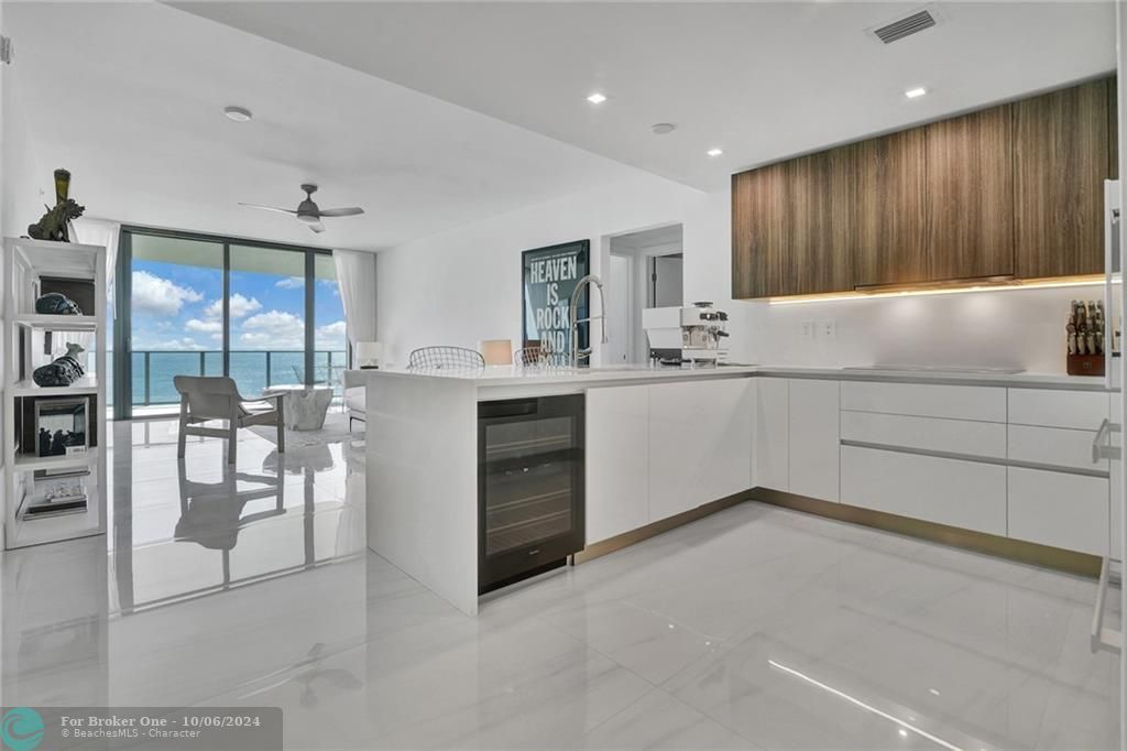 Recently Sold: $2,050,000 (2 beds, 2 baths, 1880 Square Feet)