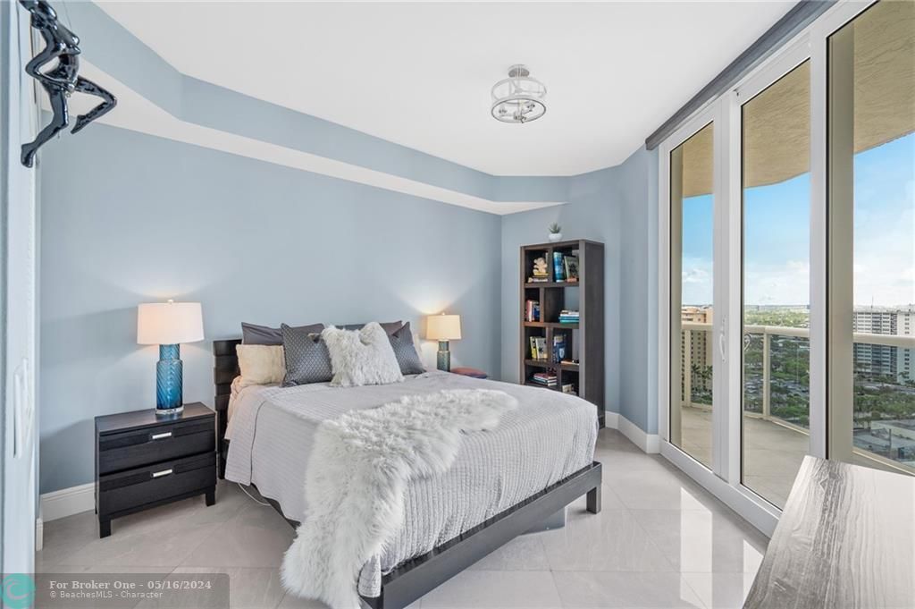 Recently Sold: $2,399,900 (3 beds, 2 baths, 2338 Square Feet)