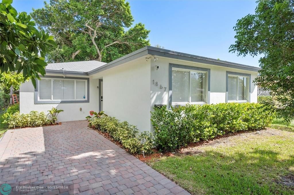 Recently Sold: $490,000 (4 beds, 2 baths, 1644 Square Feet)