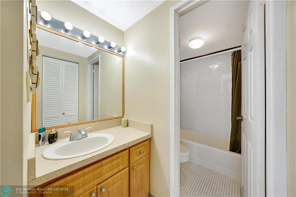 最近售出: $339,000 (1 贝兹, 1 浴室, 726 平方英尺)