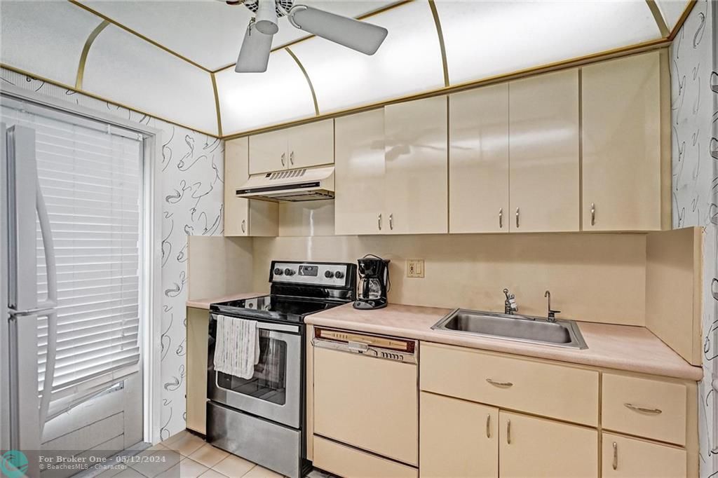 Recently Sold: $569,000 (2 beds, 2 baths, 975 Square Feet)