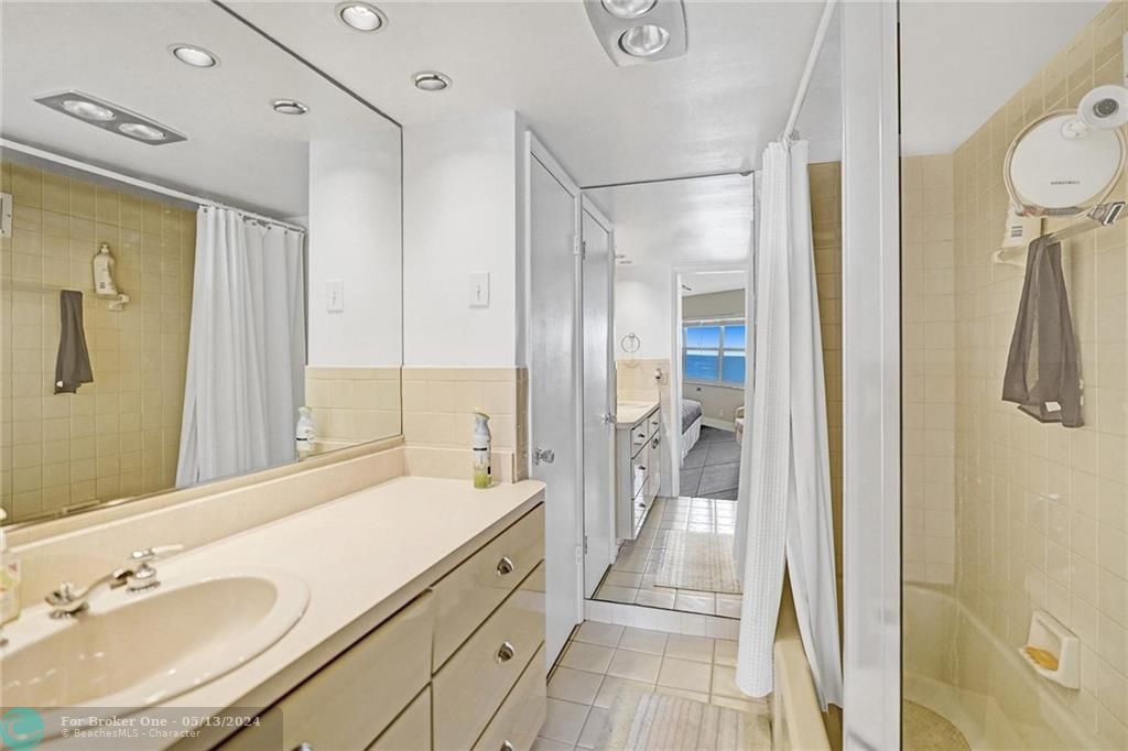 最近售出: $569,000 (2 贝兹, 2 浴室, 975 平方英尺)