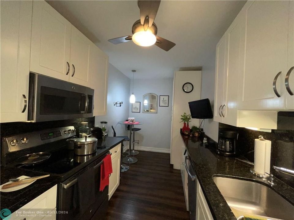 Recently Sold: $165,000 (1 beds, 1 baths, 896 Square Feet)