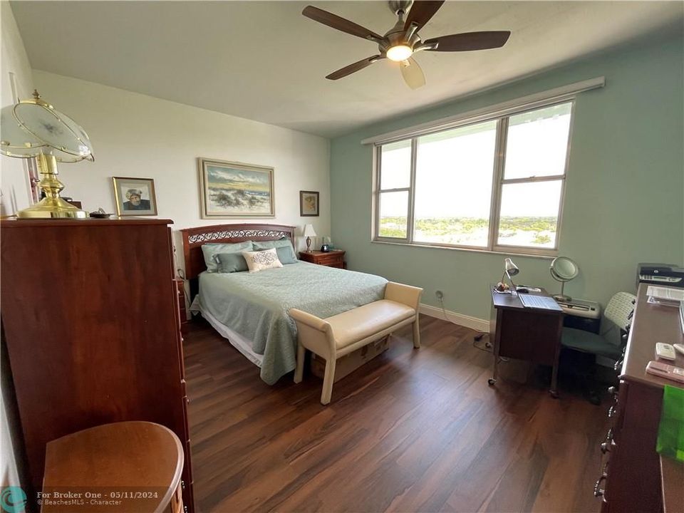 Recently Sold: $165,000 (1 beds, 1 baths, 896 Square Feet)