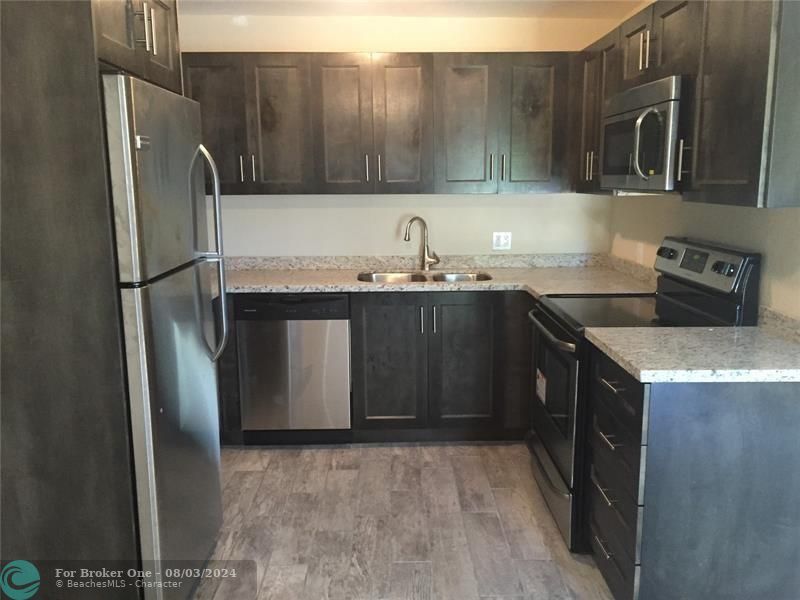 Active With Contract: $1,699 (1 beds, 1 baths, 800 Square Feet)