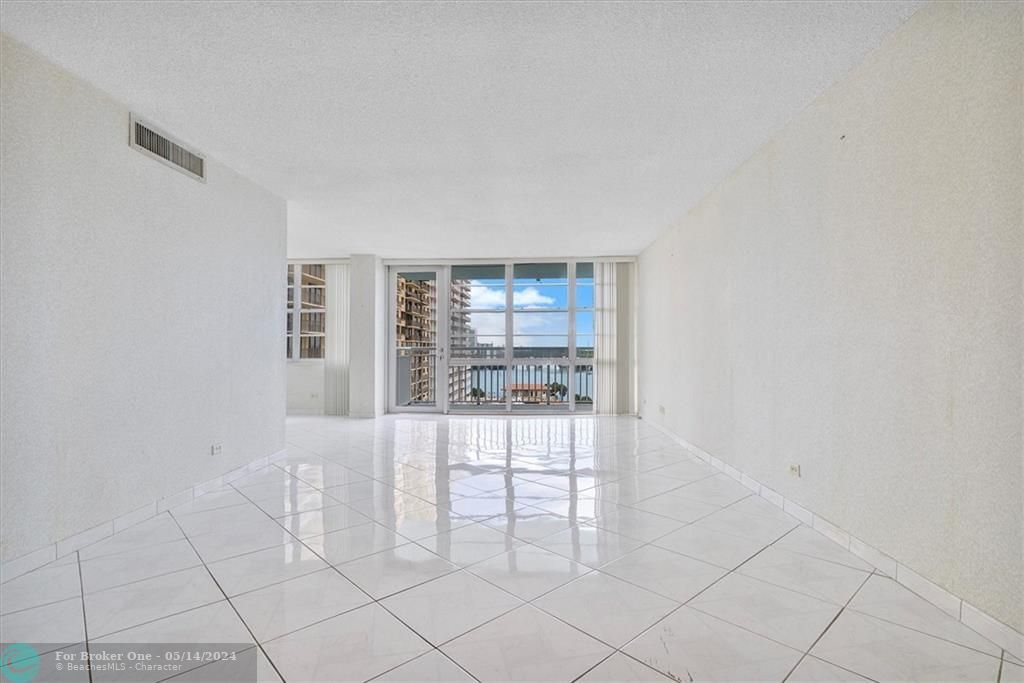 Recently Sold: $269,000 (1 beds, 1 baths, 1104 Square Feet)