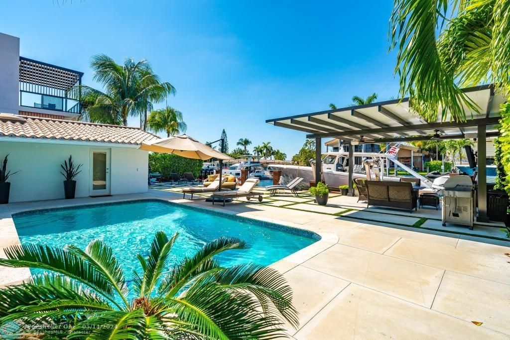 Recently Sold: $2,950,000 (4 beds, 3 baths, 2596 Square Feet)