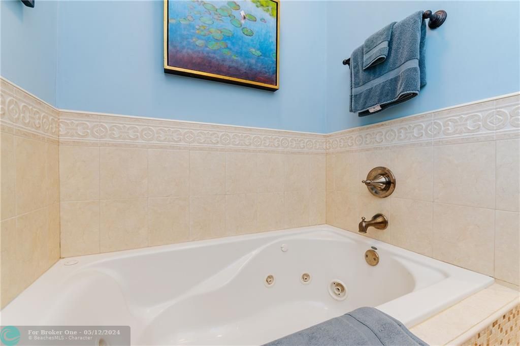 最近售出: $2,099,000 (5 贝兹, 4 浴室, 4089 平方英尺)