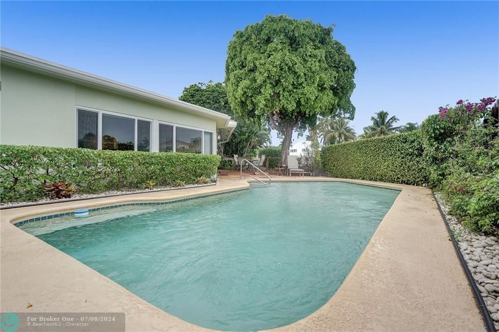 Recently Sold: $1,495,000 (3 beds, 3 baths, 2231 Square Feet)
