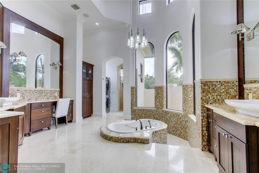 For Sale: $5,960,000 (5 beds, 5 baths, 10648 Square Feet)