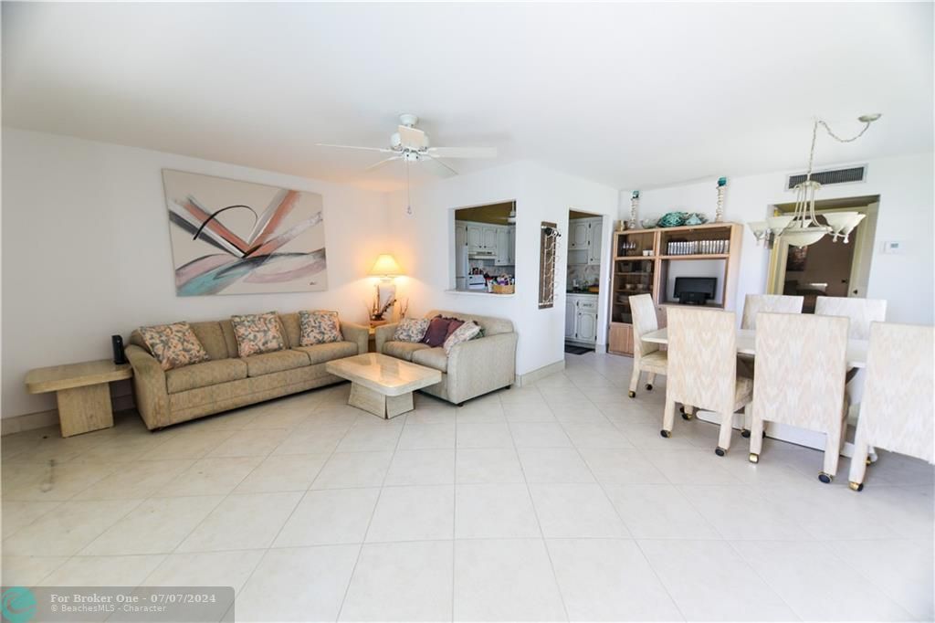 For Sale: $134,000 (1 beds, 2 baths, 726 Square Feet)