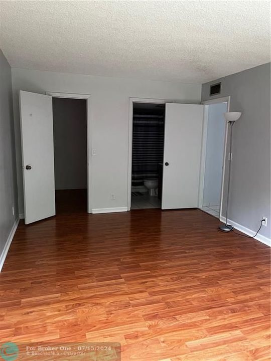 Recently Sold: $222,000 (2 beds, 2 baths, 887 Square Feet)