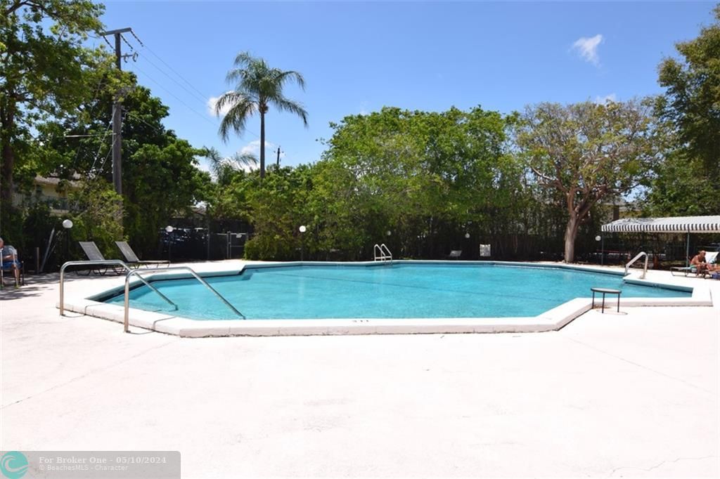 Recently Sold: $210,000 (2 beds, 2 baths, 975 Square Feet)