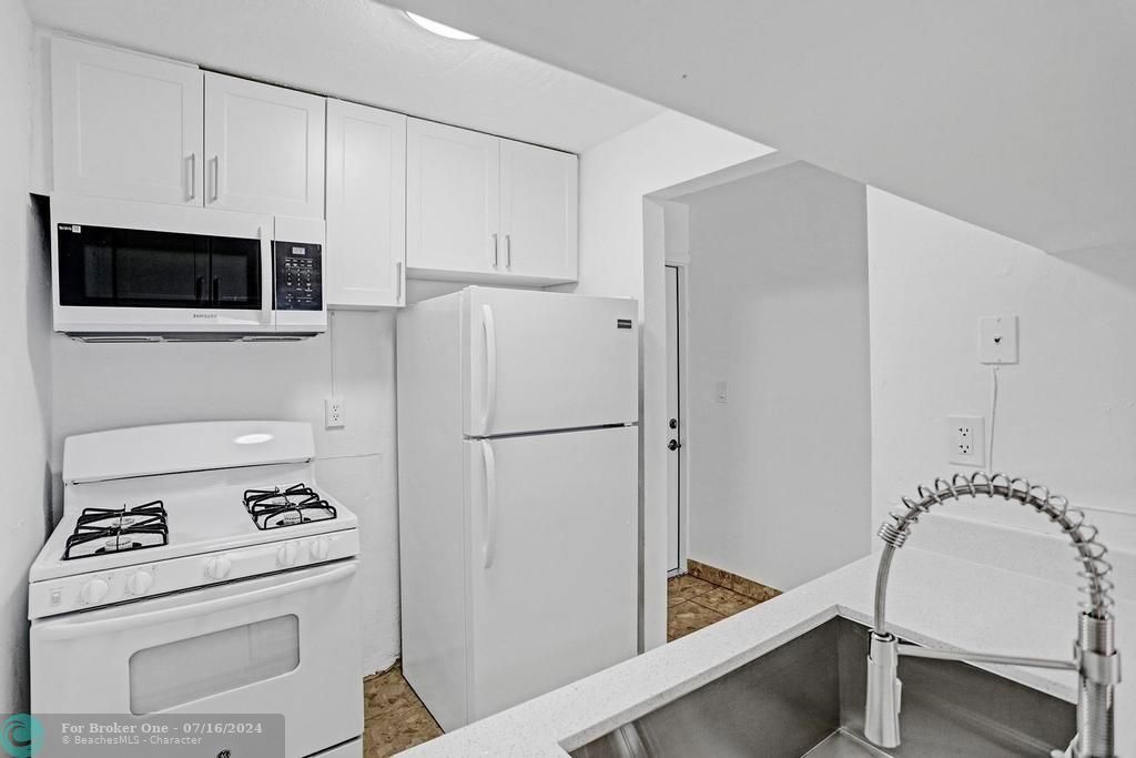 Recently Rented: $2,450 (2 beds, 1 baths, 760 Square Feet)