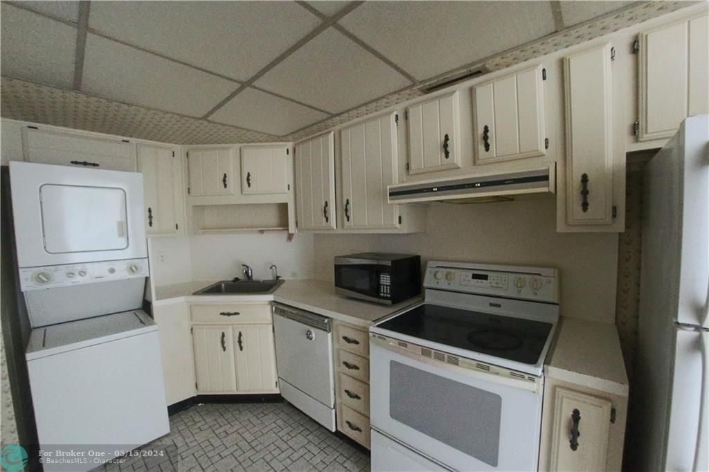 Recently Sold: $156,750 (1 beds, 1 baths, 898 Square Feet)
