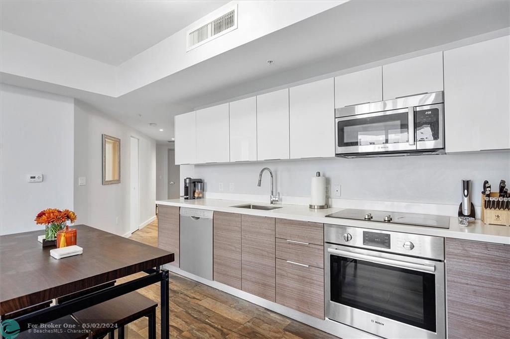 For Sale: $550,000 (2 beds, 2 baths, 1023 Square Feet)