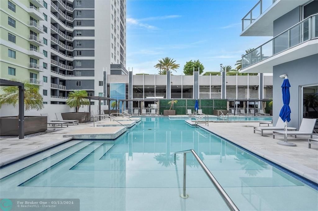 Recently Sold: $390,000 (1 beds, 1 baths, 722 Square Feet)