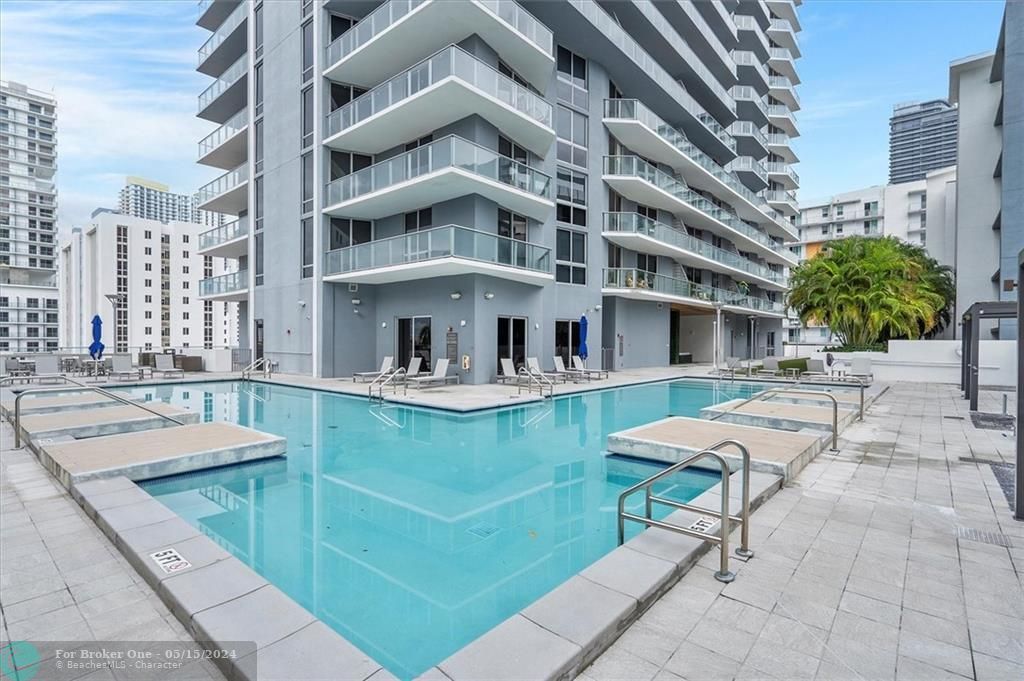 Recently Sold: $390,000 (1 beds, 1 baths, 722 Square Feet)