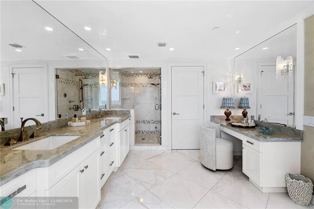 Recently Sold: $3,350,000 (3 beds, 3 baths, 4003 Square Feet)