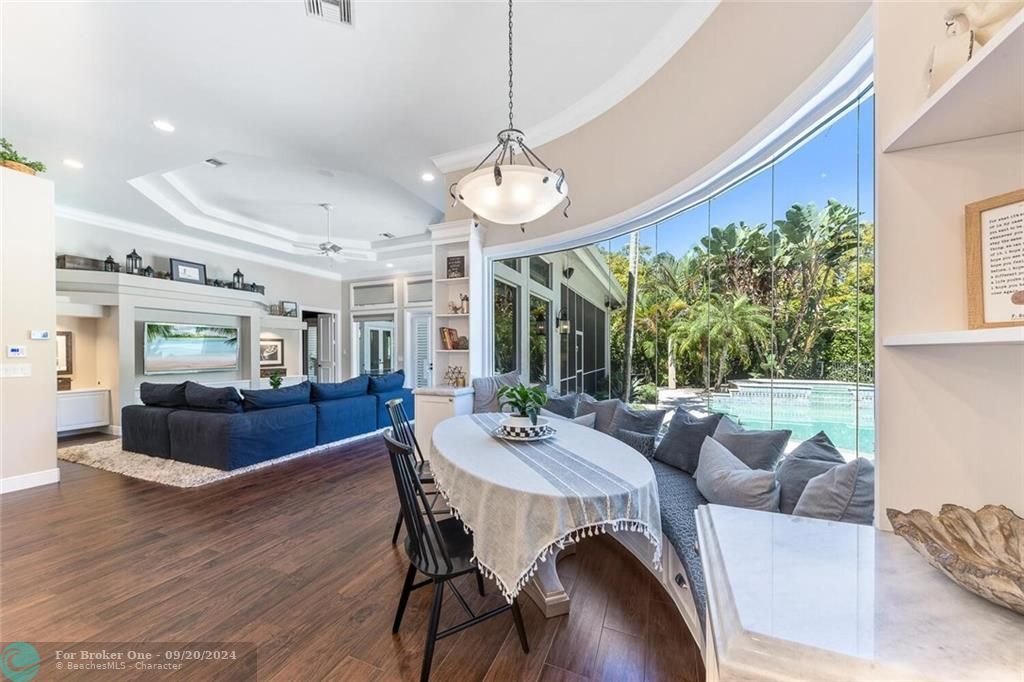 Recently Sold: $2,500,000 (5 beds, 4 baths, 4938 Square Feet)