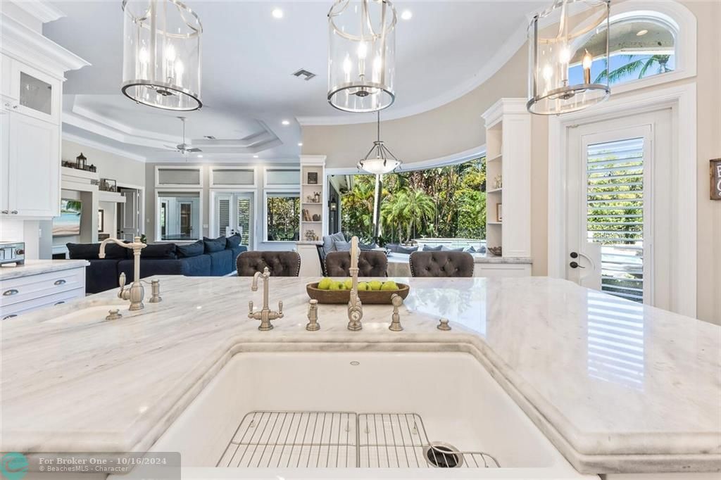 Recently Sold: $2,500,000 (5 beds, 4 baths, 4938 Square Feet)