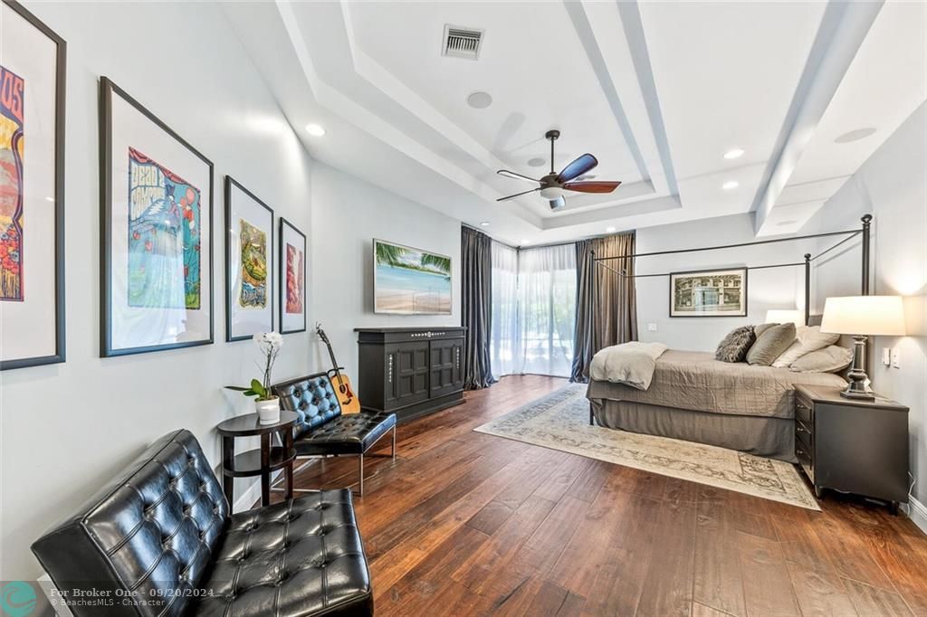 Recently Sold: $2,500,000 (5 beds, 4 baths, 4938 Square Feet)