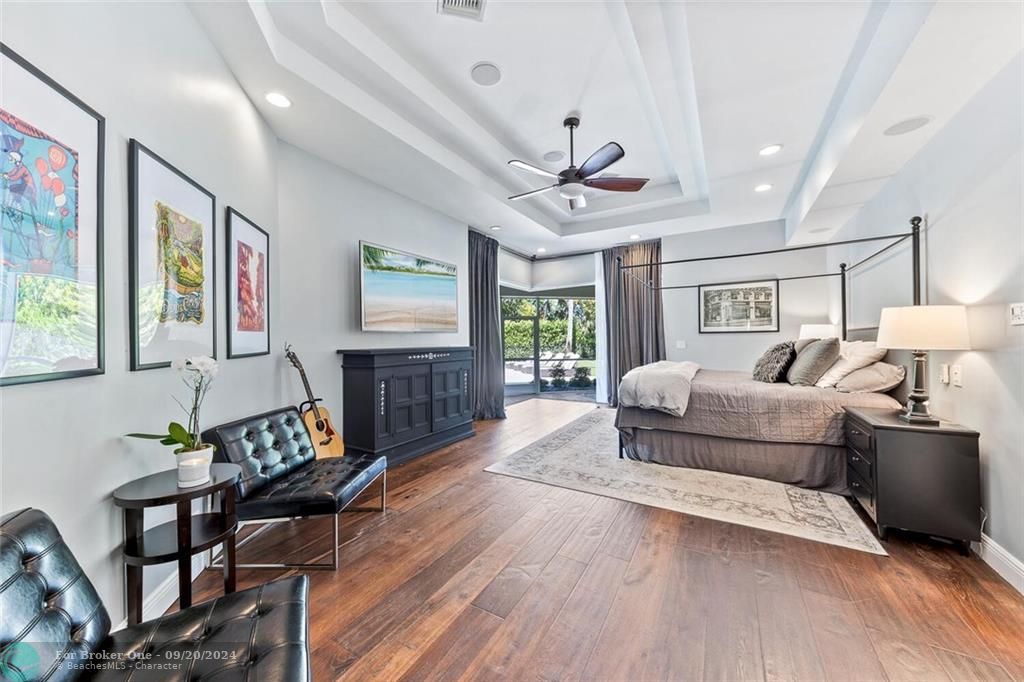 Recently Sold: $2,500,000 (5 beds, 4 baths, 4938 Square Feet)