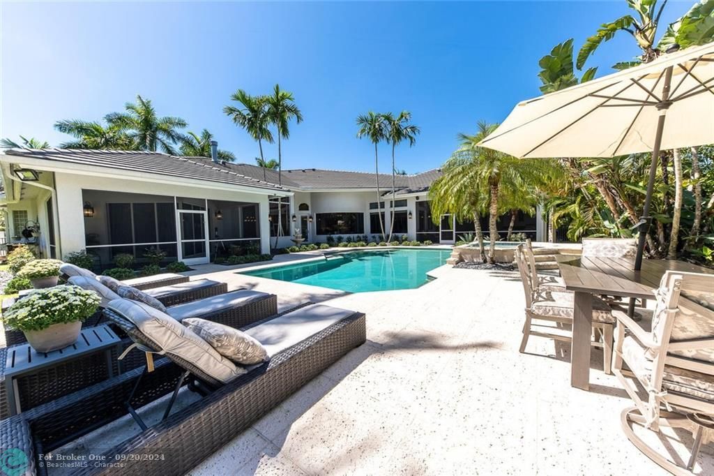 Recently Sold: $2,500,000 (5 beds, 4 baths, 4938 Square Feet)