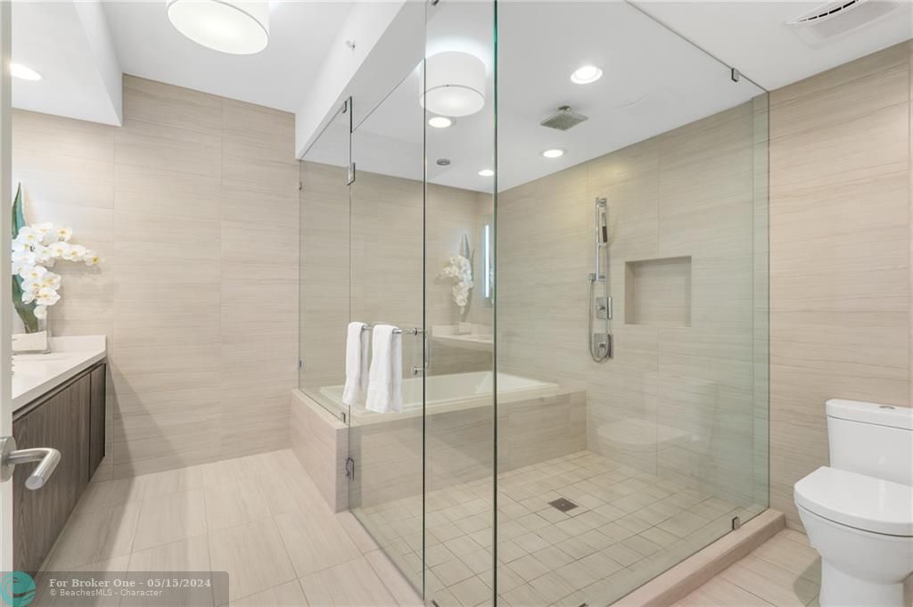 最近售出: $1,275,000 (2 贝兹, 2 浴室, 1611 平方英尺)