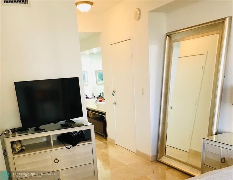 Recently Sold: $749,000 (1 beds, 1 baths, 1040 Square Feet)