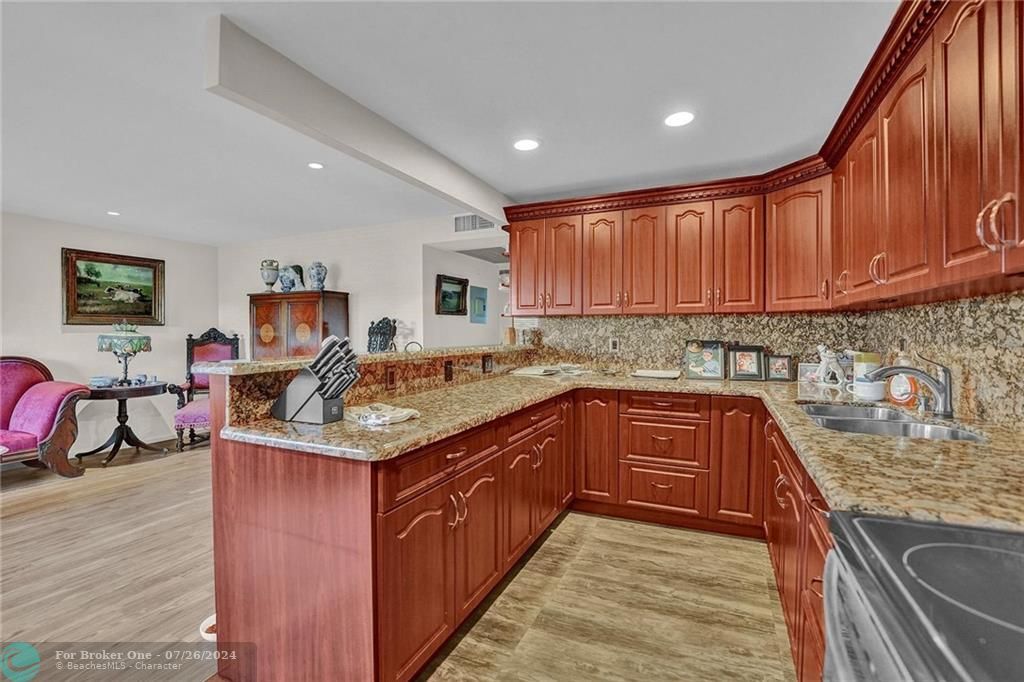 Recently Sold: $252,000 (2 beds, 1 baths, 880 Square Feet)