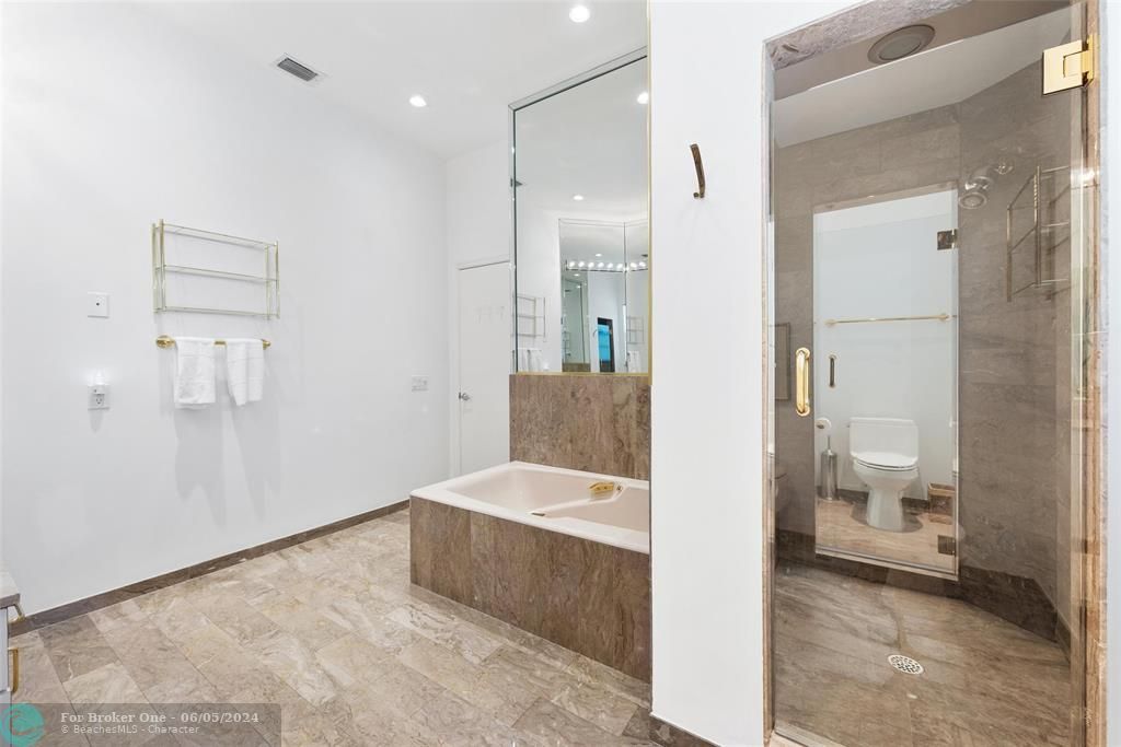 最近售出: $6,550,000 (4 贝兹, 4 浴室, 4827 平方英尺)