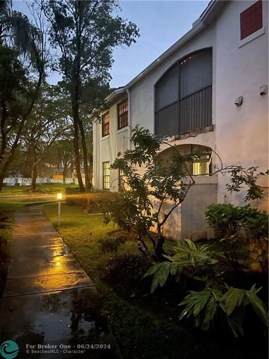 Active With Contract: $2,150 (2 beds, 2 baths, 900 Square Feet)