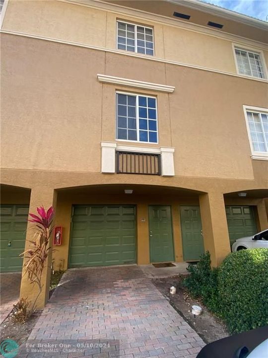 Recently Sold: $325,000 (1 beds, 1 baths, 859 Square Feet)
