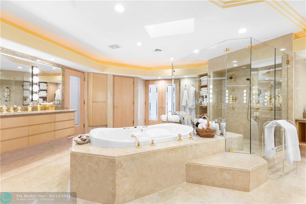 最近售出: $13,995,000 (6 贝兹, 7 浴室, 8050 平方英尺)