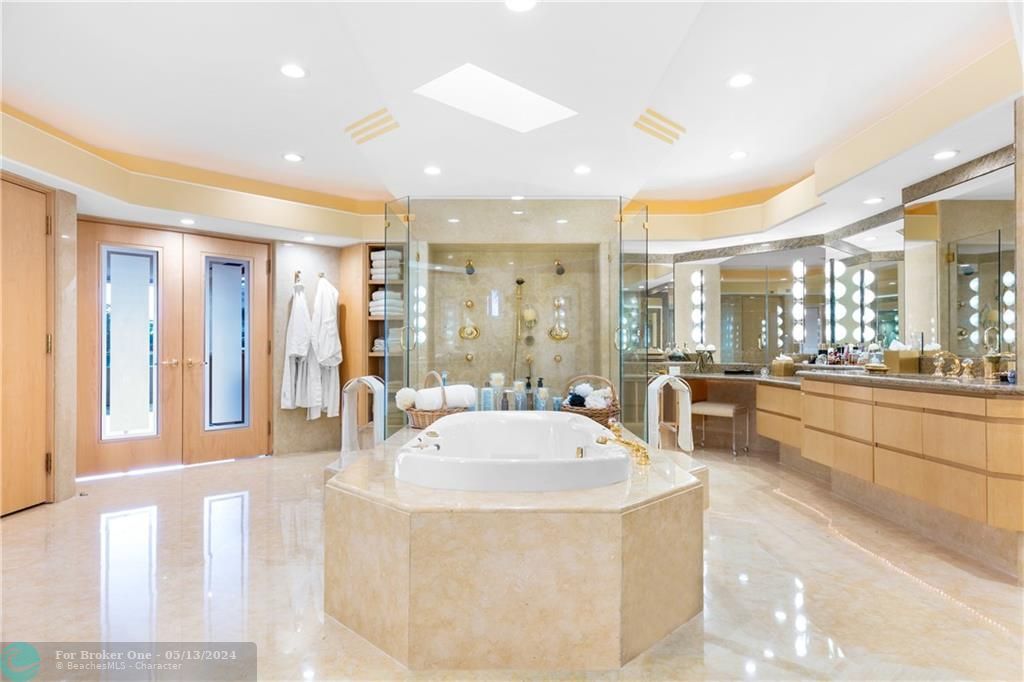 Недавно продано: $13,995,000 (6 спален, 7 ванн, 8050 Квадратных фут)