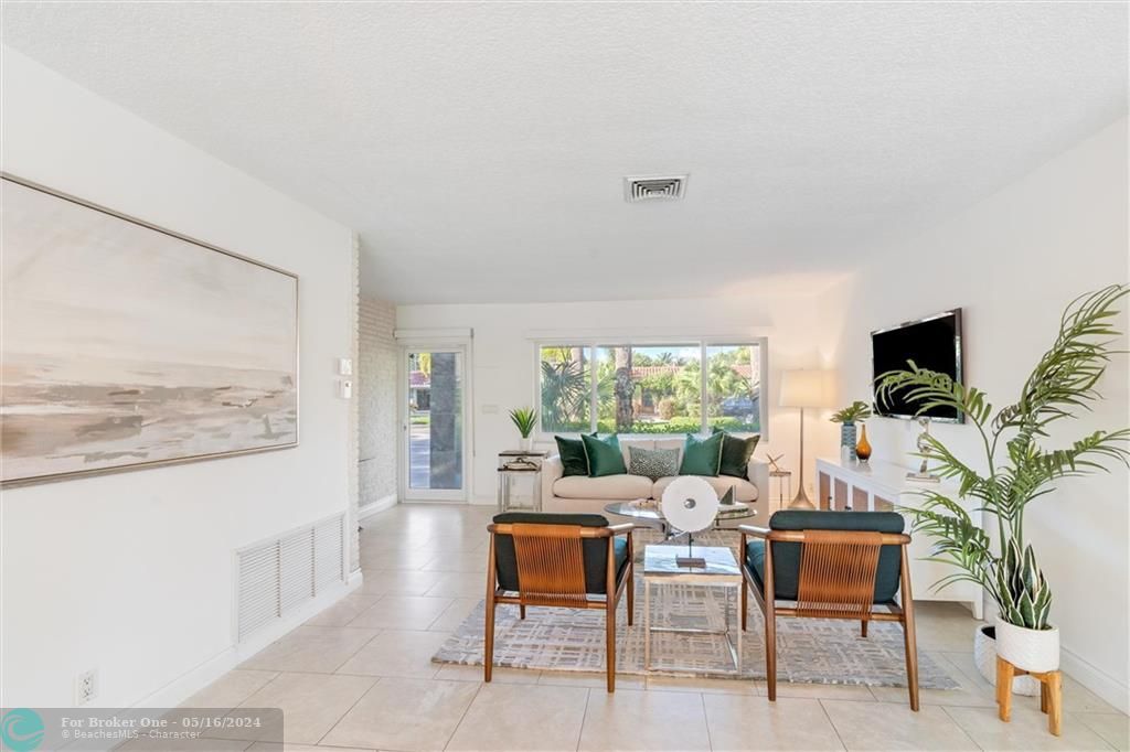 Recently Sold: $1,350,000 (4 beds, 2 baths, 1874 Square Feet)