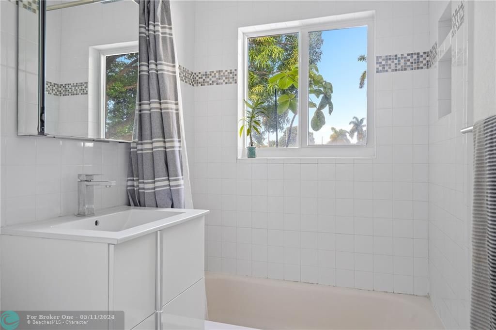 最近售出: $915,000 (3 贝兹, 3 浴室, 1604 平方英尺)