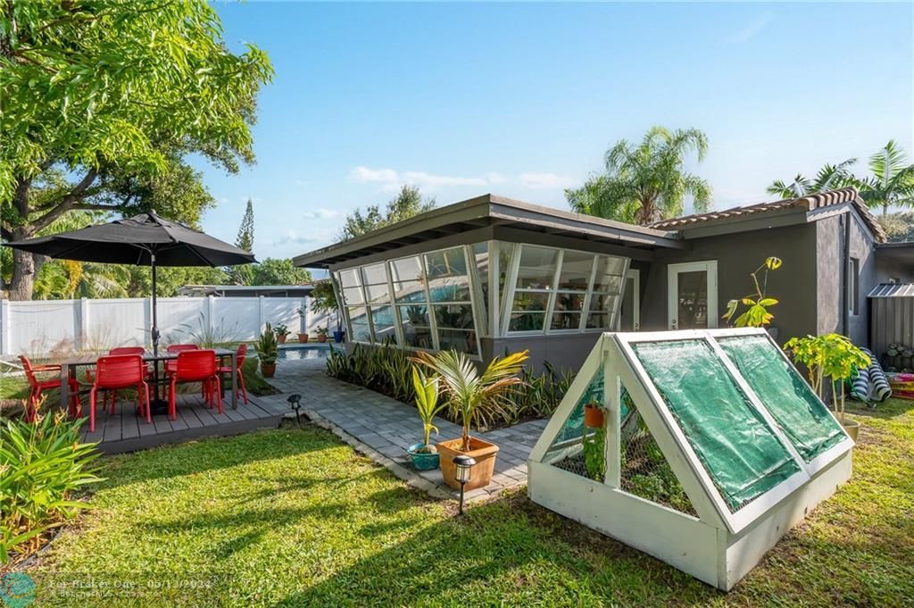 Recently Sold: $915,000 (3 beds, 3 baths, 1604 Square Feet)