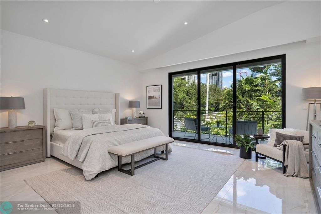 Recently Sold: $3,375,000 (5 beds, 4 baths, 4200 Square Feet)
