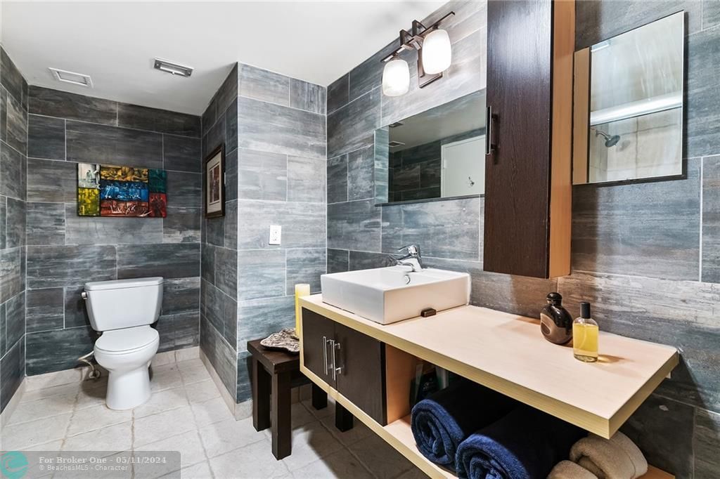 最近售出: $995,000 (2 贝兹, 2 浴室, 1827 平方英尺)